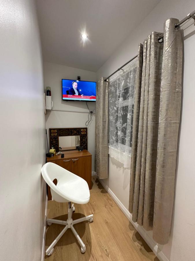 Luxury Ensuite 2Nd Studio Flat With Great Views In Keedonwood Road With Fully Own Bathroom Newly Added And Private Kitchenette Bromley Eksteriør billede