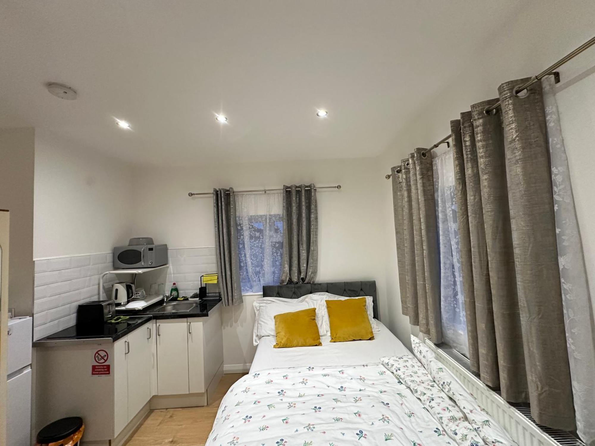 Luxury Ensuite 2Nd Studio Flat With Great Views In Keedonwood Road With Fully Own Bathroom Newly Added And Private Kitchenette Bromley Eksteriør billede