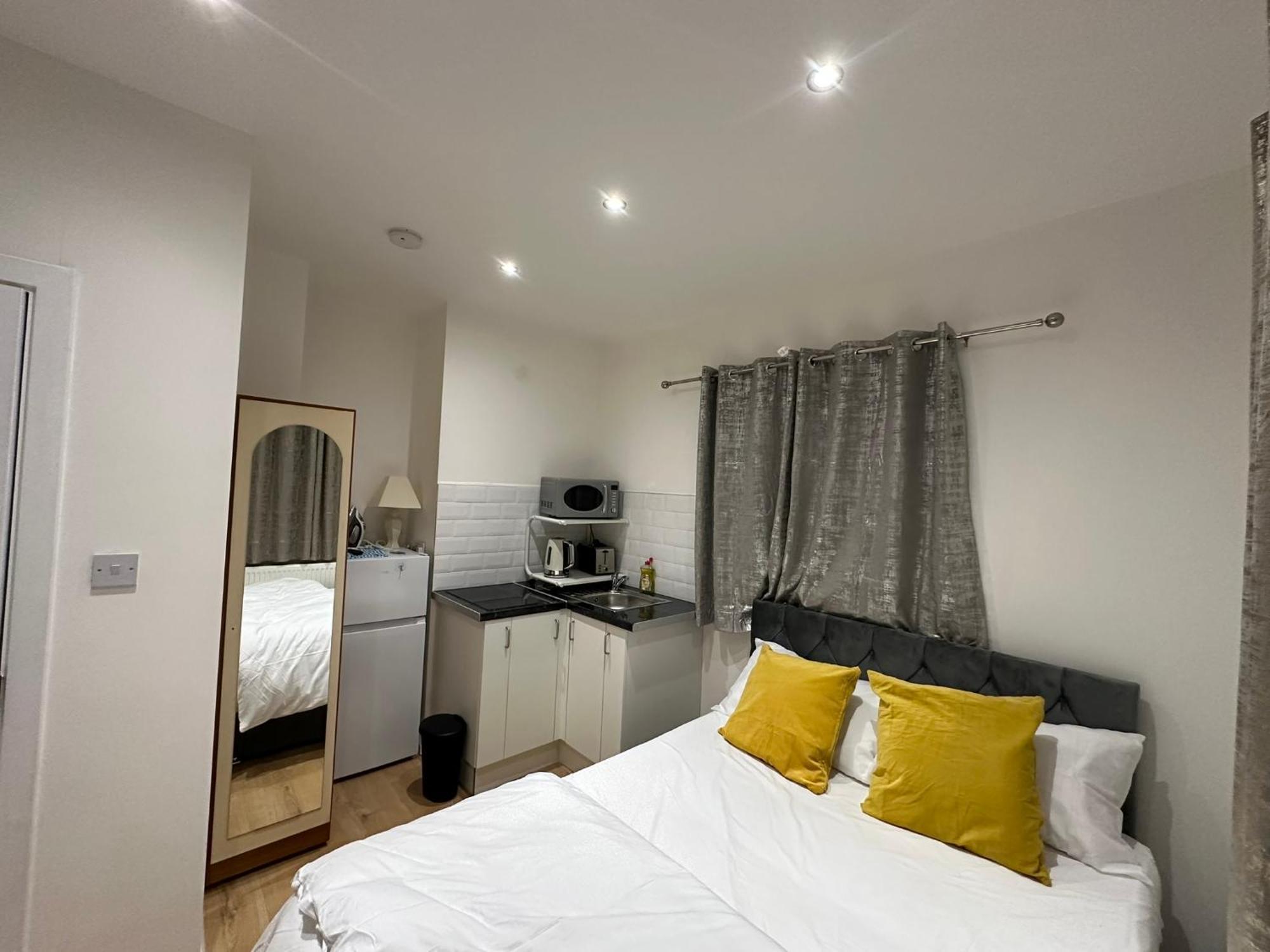 Luxury Ensuite 2Nd Studio Flat With Great Views In Keedonwood Road With Fully Own Bathroom Newly Added And Private Kitchenette Bromley Eksteriør billede