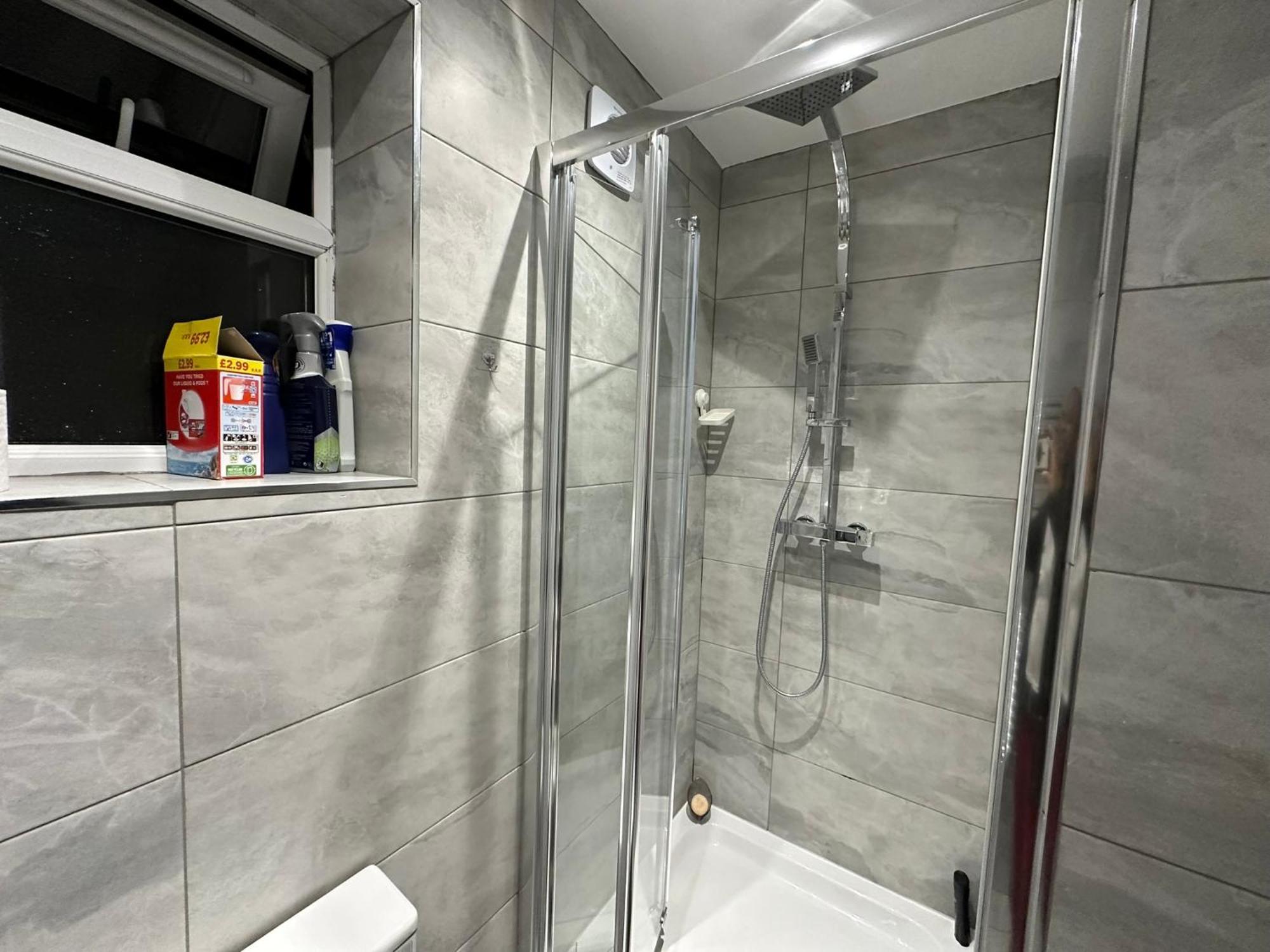 Luxury Ensuite 2Nd Studio Flat With Great Views In Keedonwood Road With Fully Own Bathroom Newly Added And Private Kitchenette Bromley Eksteriør billede