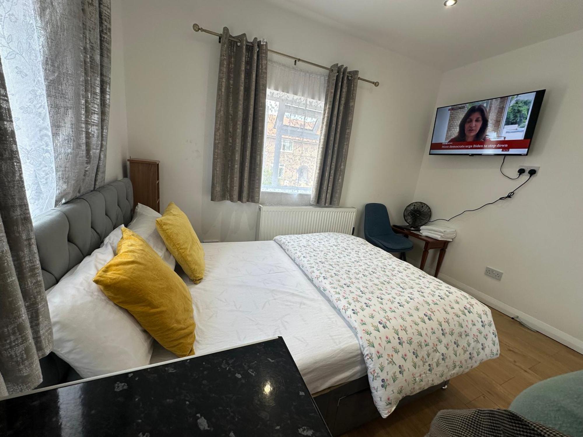 Luxury Ensuite 2Nd Studio Flat With Great Views In Keedonwood Road With Fully Own Bathroom Newly Added And Private Kitchenette Bromley Eksteriør billede