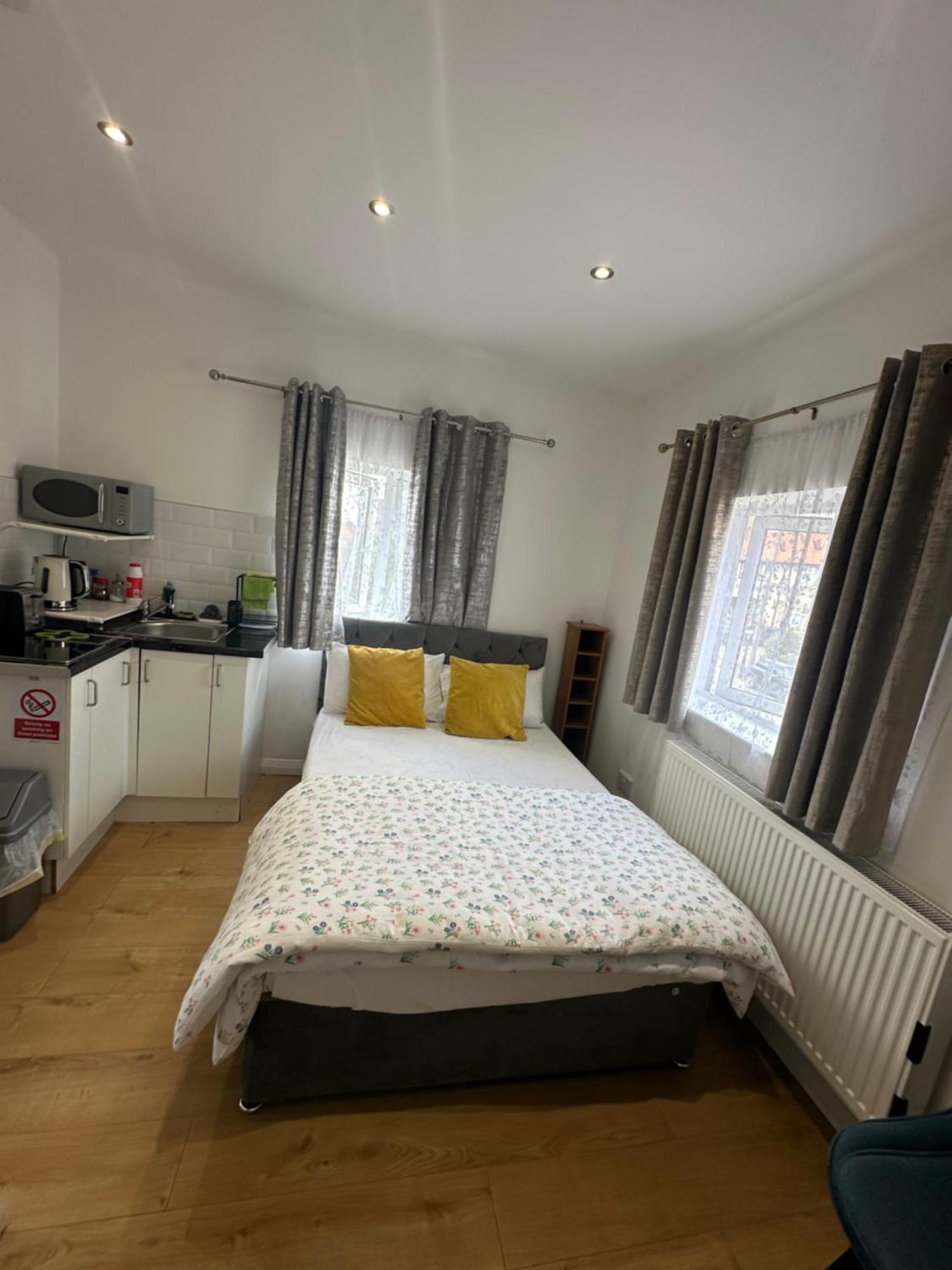 Luxury Ensuite 2Nd Studio Flat With Great Views In Keedonwood Road With Fully Own Bathroom Newly Added And Private Kitchenette Bromley Eksteriør billede